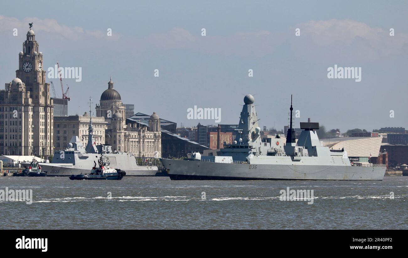 Liverpool, Regno Unito. 24th maggio, 2023. HMS Defender e la Marina francese Frigate Begatane lungo il lato al Terminal Liverpool Cruise Liner due di un certo numero di navi da guerra in visita a Liverpool come il 80th ° anniversario della Battaglia dell'Atlantico Foto Stock