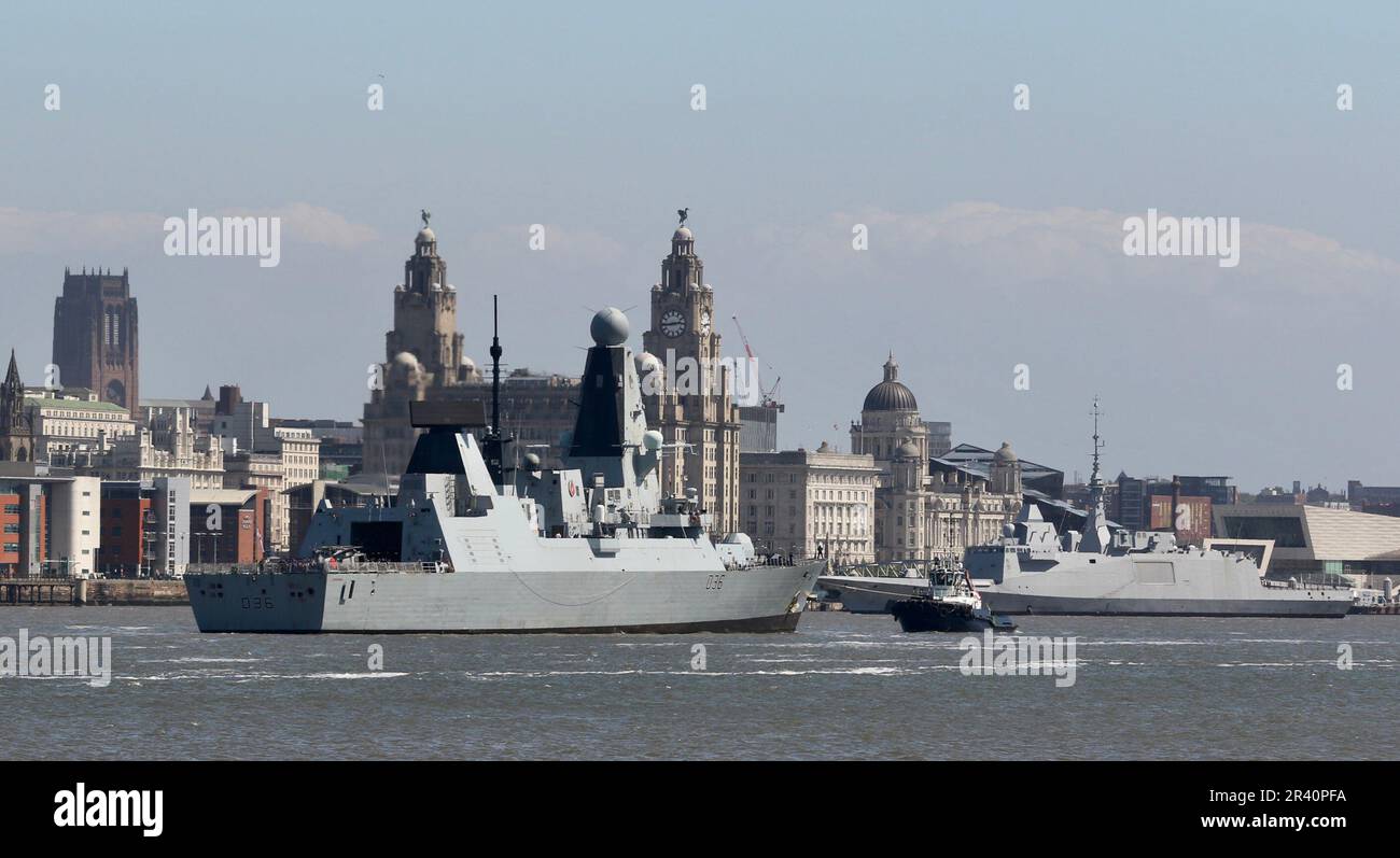 Liverpool, Regno Unito. 24th maggio, 2023. HMS Defender e la Marina francese Frigate Begatane lungo il lato al Terminal Liverpool Cruise Liner due di un certo numero di navi da guerra in visita a Liverpool come il 80th ° anniversario della Battaglia dell'Atlantico Foto Stock
