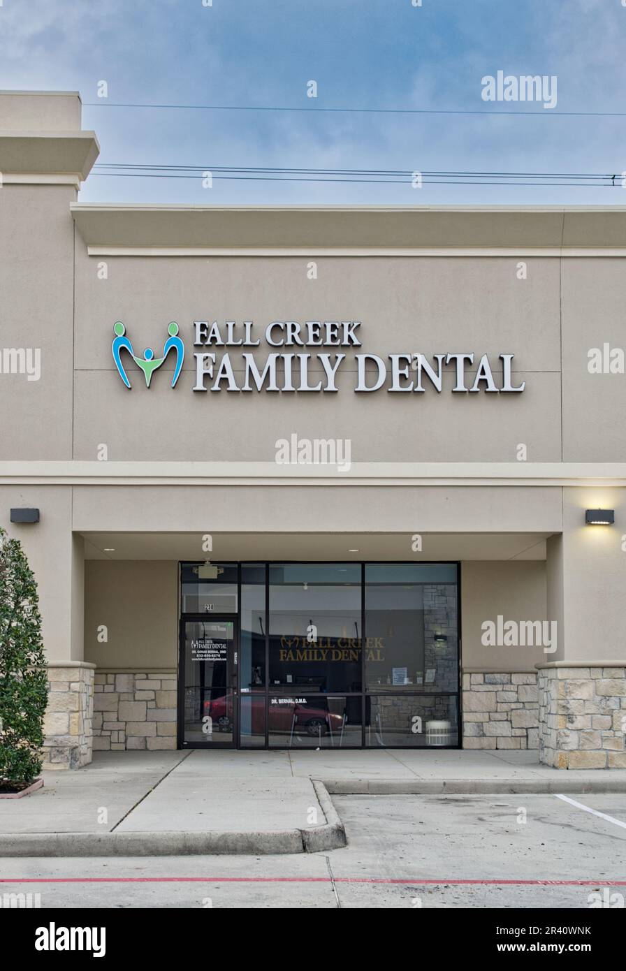 Humble, Texas USA 02-26-2023: Fall Creek Family Dental Clinic Exterior a Humble, Texas. Negozio locale di odontoiatria. Foto Stock