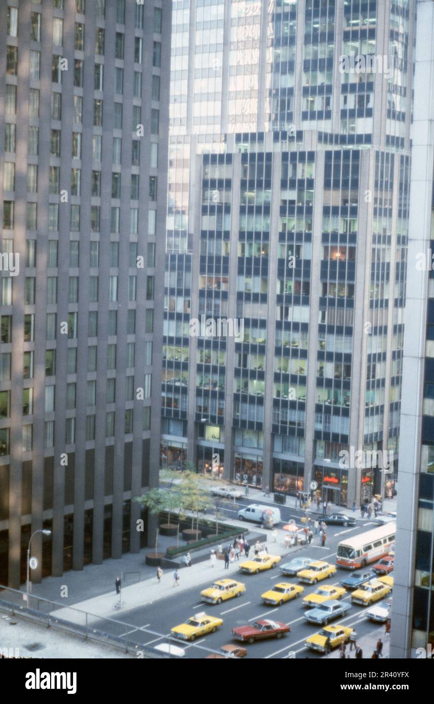 New York City, New York, Stati Uniti - ottobre 1978: Vista dall'Hilton Hotel NYC all'incrocio tra la 6th Ave e la 52nd Street, edificio CBS sulla sinistra Foto Stock