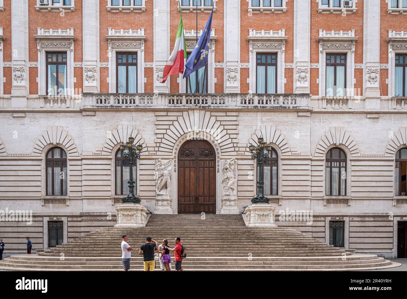 Vari edifici del Parlamento italiano a Roma, Italia, in una giornata di sole Foto Stock