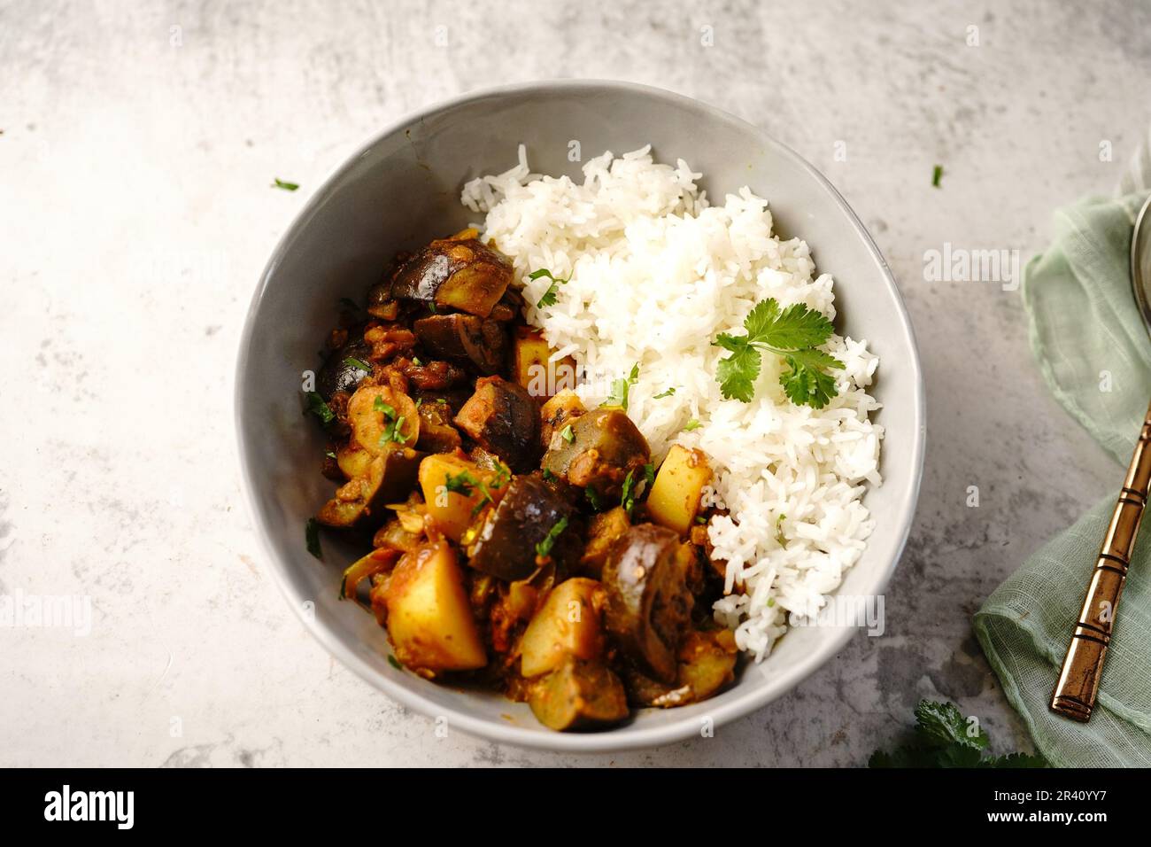 Alo Baingan o Eggplant patate masala servito con riso - piatti indiani vegetariani Foto Stock