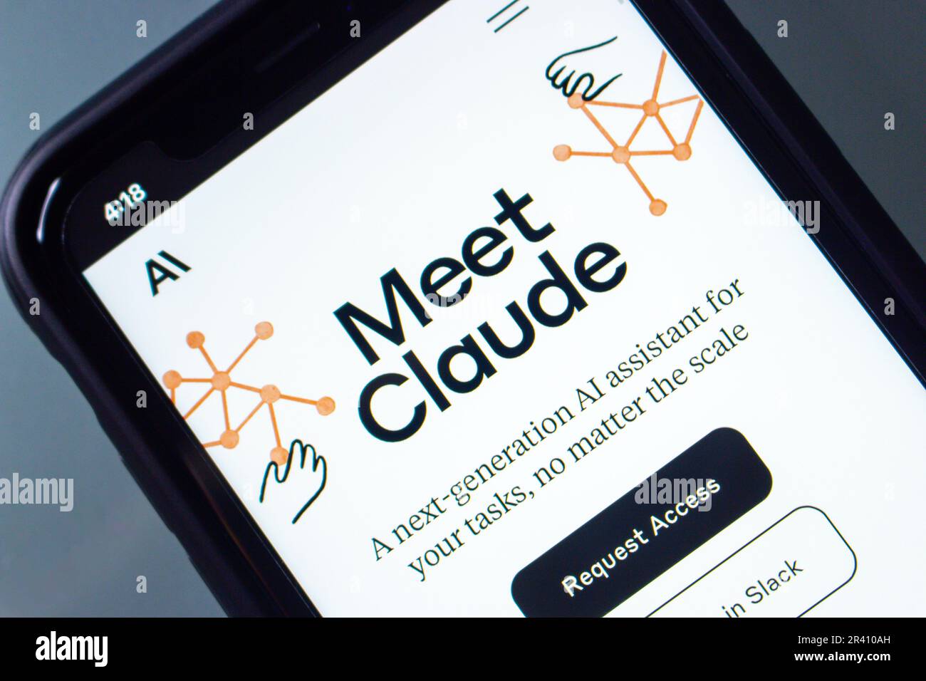Sito web di Claude visto in uno schermo di iPhone. Claude ai è un chatbot assistente ai di nuova generazione, simile a ChatGPT, prodotto da un'antropica startup basata sull'intelligenza artificiale. Foto Stock