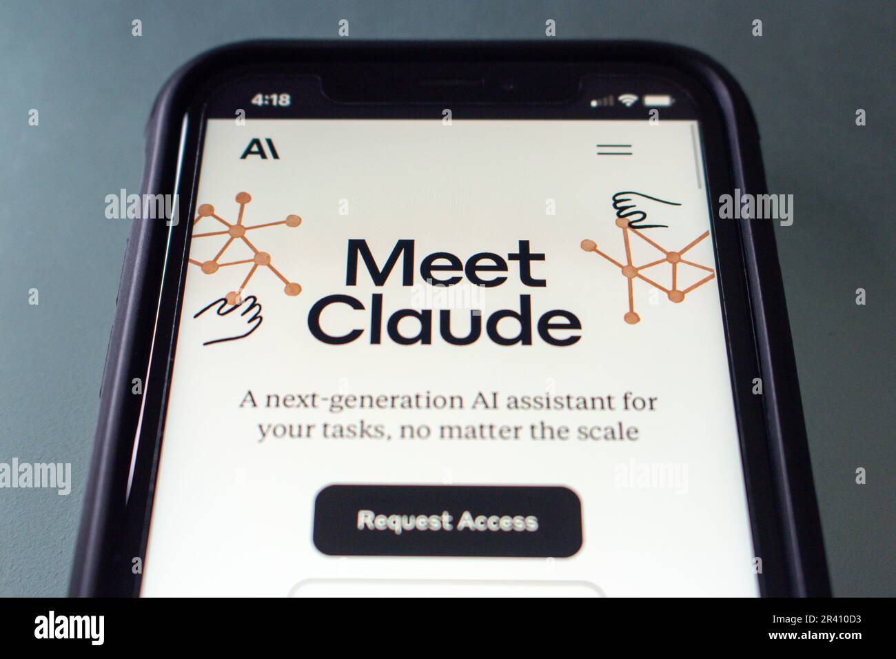 Sito web di Claude visto in uno schermo di iPhone. Claude ai è un chatbot assistente ai di nuova generazione, simile a ChatGPT, prodotto da un'antropica startup basata sull'intelligenza artificiale. Foto Stock