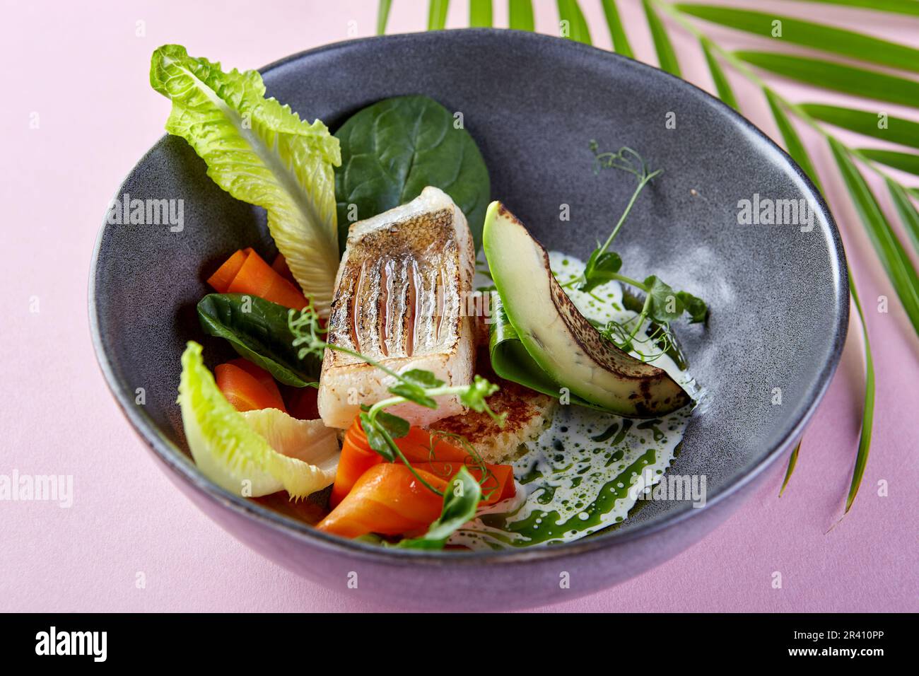 Bel ristorante che serve pesce e verdure con salsa. piatto di alta cucina Foto Stock