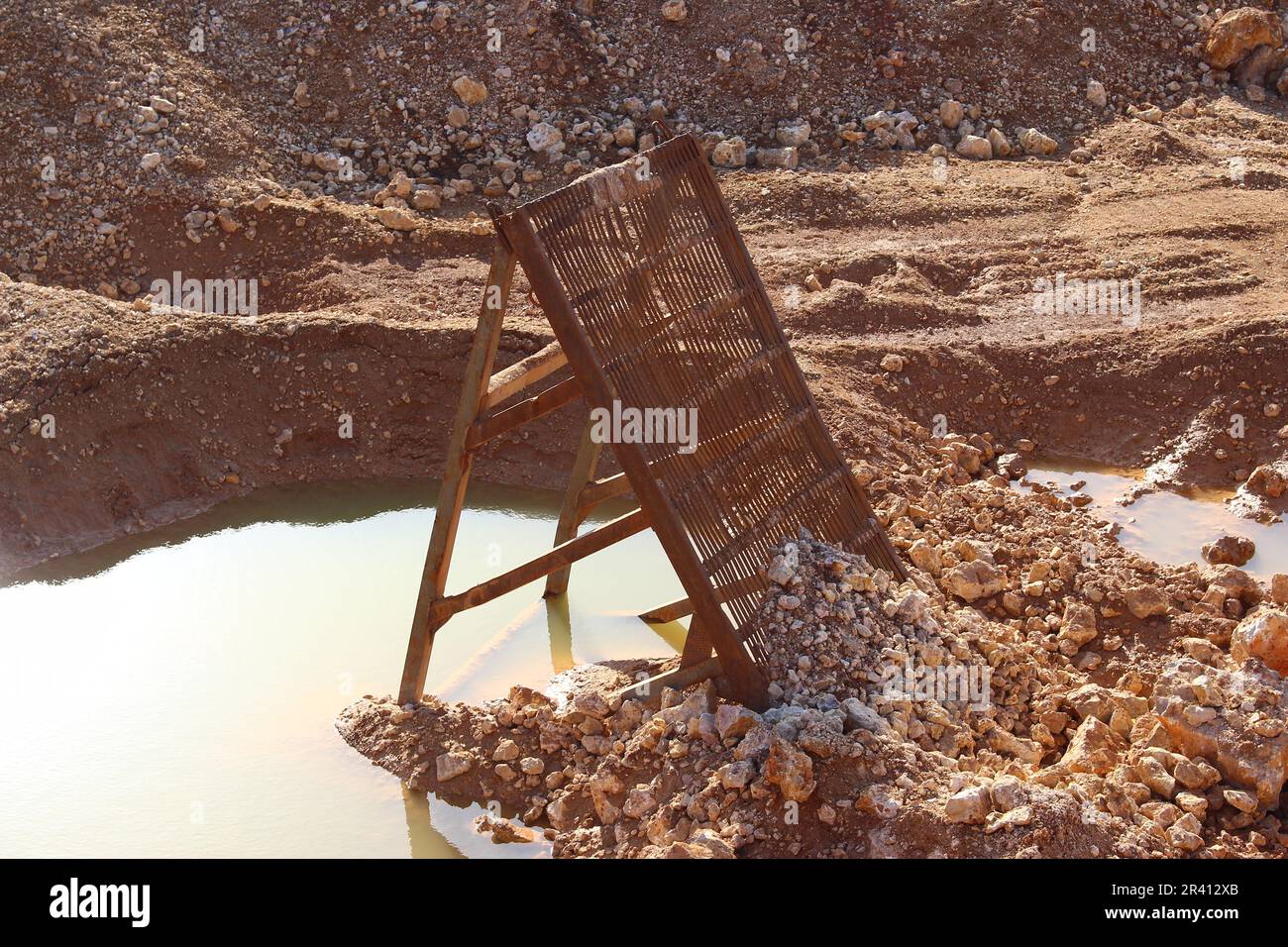 Seminatrice in forma di reticolo per ghiaia e pietra frantumata su una cava di pietra Foto Stock