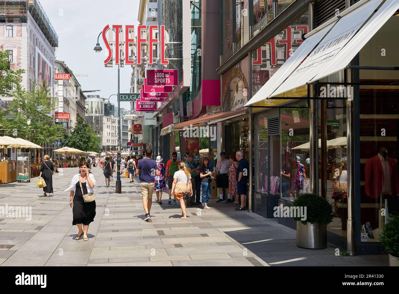 Turisti e residenti in una strada commerciale a Vienna in Austria Foto Stock