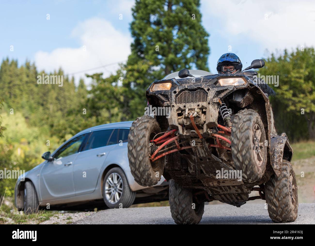 Guida avventurosa di moto ATV. Un uomo guida un quad su strade pericolose Foto Stock