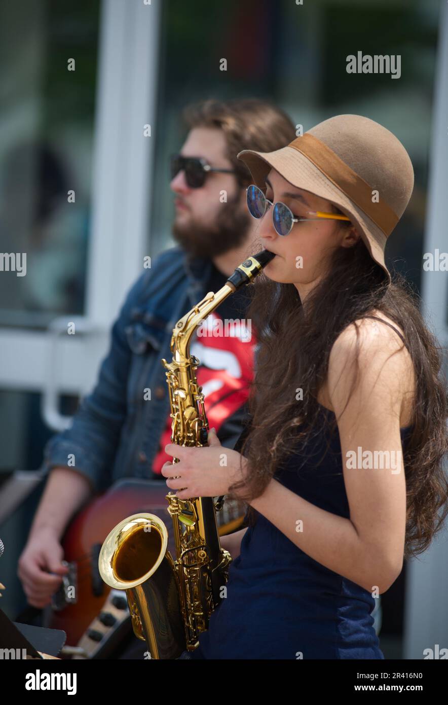 Open Streets - Hyannis, Massachusetts, USA. Un sassafone femminile lungo Main Street Foto Stock