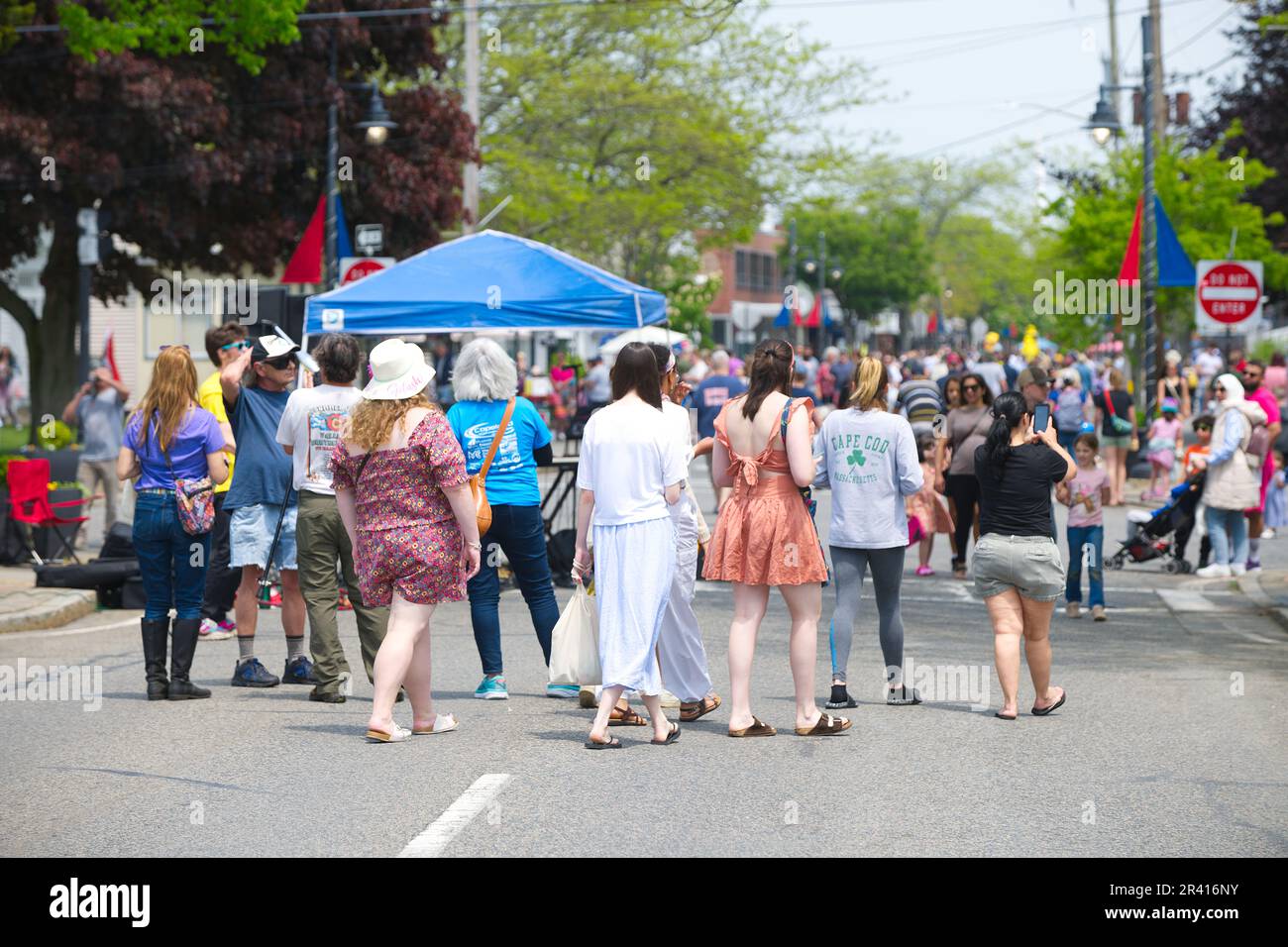 Open Streets - Hyannis, Massachusetts, USA, la folla lungo Main Street Foto Stock