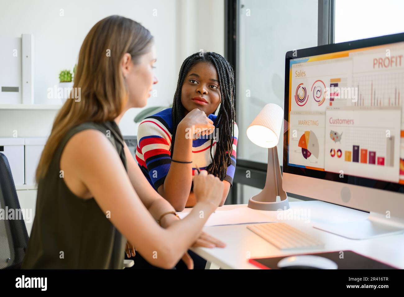Analisi di marketing team di contabilità riunione e di lavoro in azienda Foto Stock