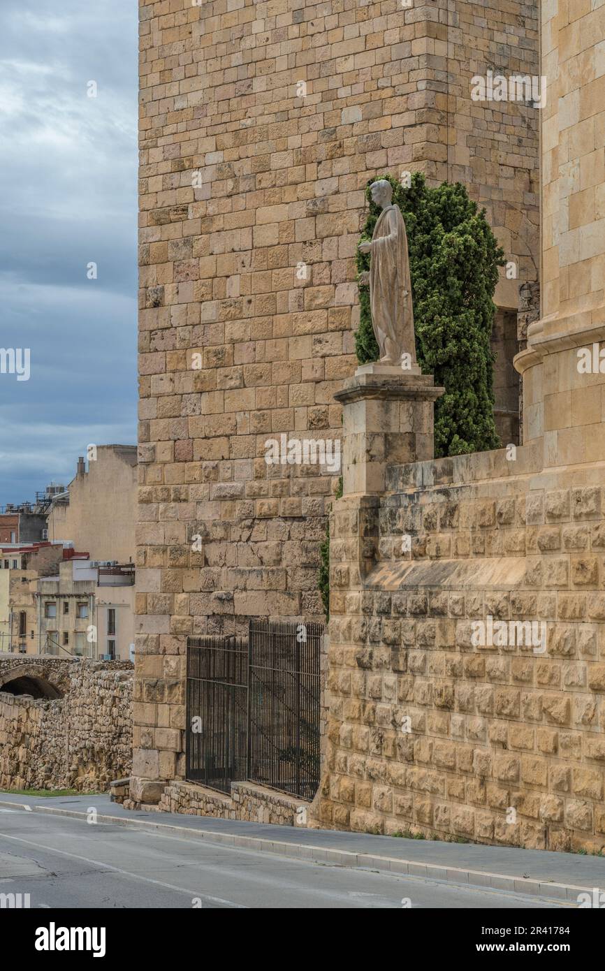 Scultura a Octavio Cesar Augusto nel Paseo de San Antonio al di fuori del museo archeologico dei resti romani a Tarragona, Catalogna, Spagna, Europa. Foto Stock
