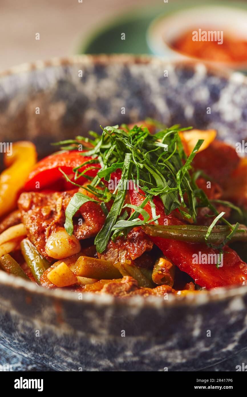 Pilaf con carne di agnello in piatto grande, piatto di insalata di pomodoro e piatto con verdure e verdure Foto Stock