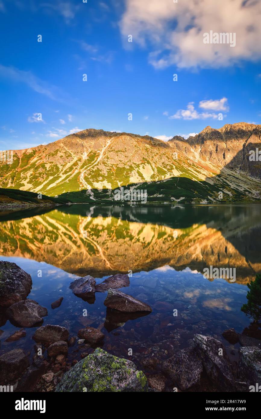 Splendido paesaggio montano estivo vicino al lago. Vista delle montagne che si riflettono nell'acqua a Czarny Staw Gasienicowy negli alti Tatra polacchi. Foto Stock