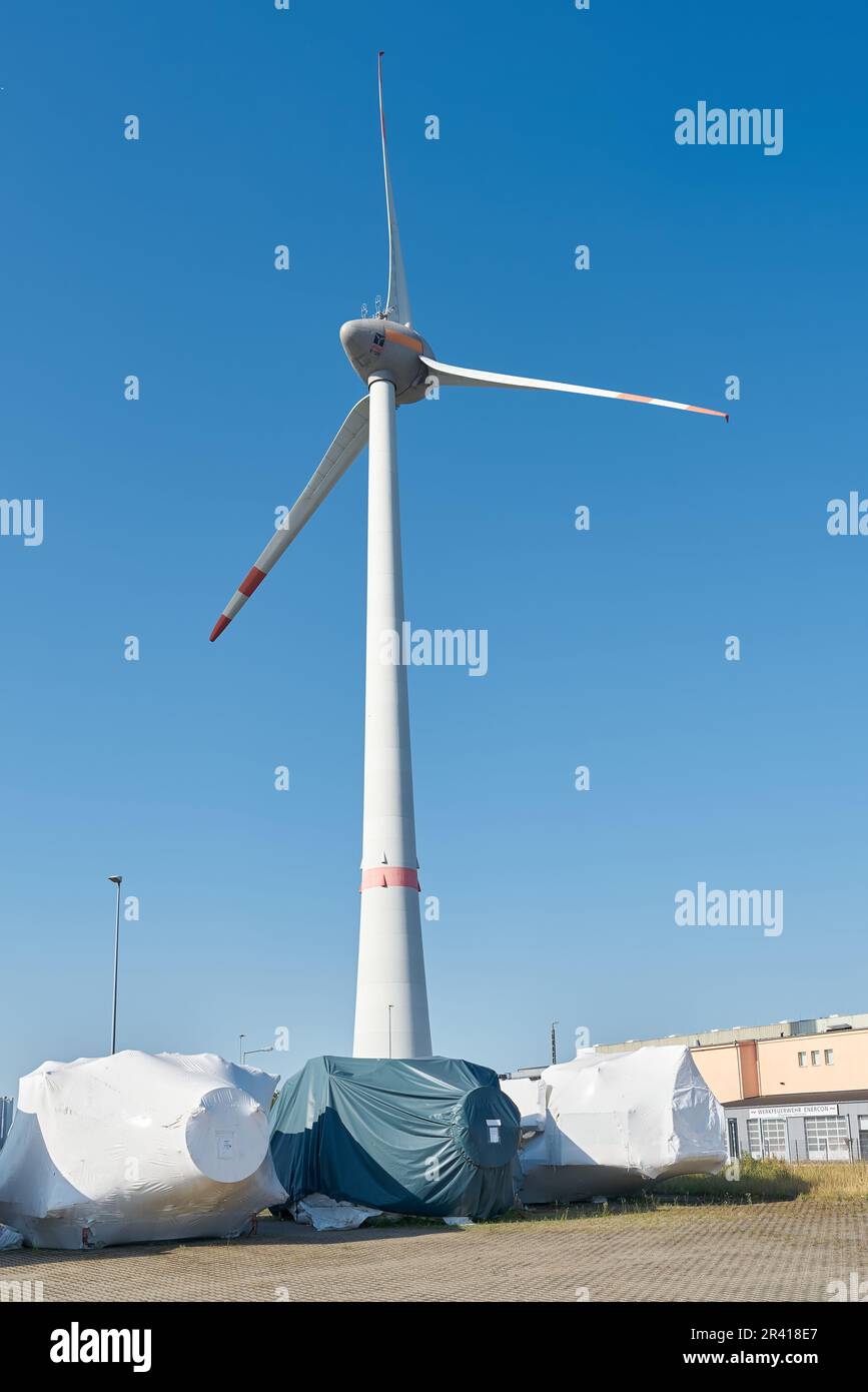 Deposito per componenti di turbine eoliche della società Enercon nel porto di Magdeburgo Foto Stock