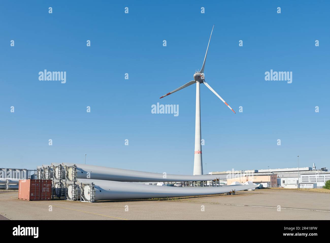 Deposito per componenti di turbine eoliche della società Enercon nel porto di Magdeburgo Foto Stock