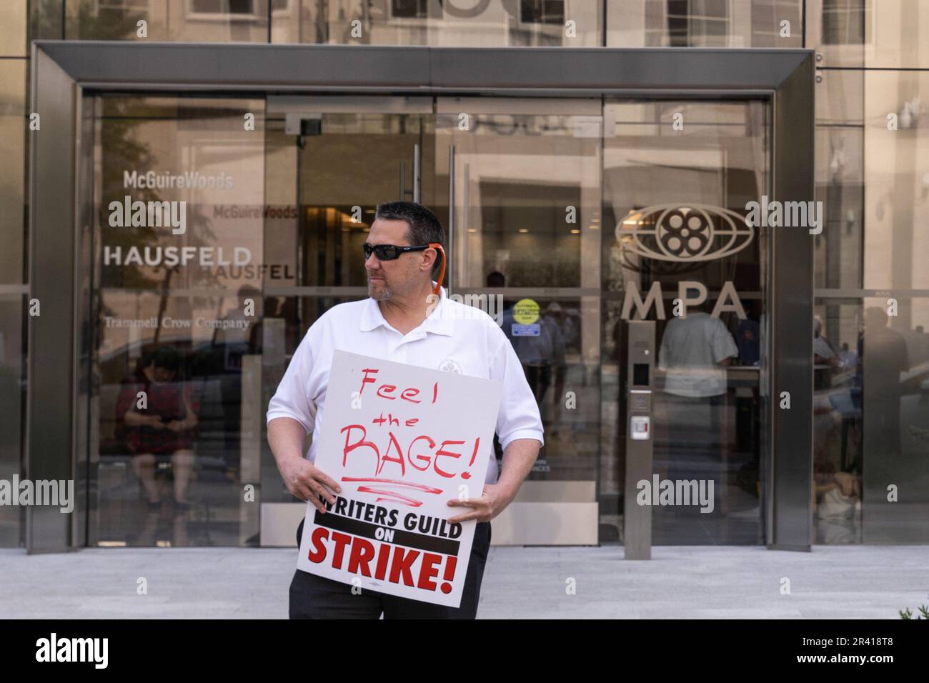 Washington DC, Stati Uniti. 24th maggio, 2023. Un manifestante ha un segno che esprime la sua opinione durante la manifestazione. Gli scrittori e i membri della gilda consegnano opuscoli e aumentano la consapevolezza del loro sciopero in corso di fronte all'edificio della Motion Picture Association, come proiezione del film di prossima uscita The Little Mermaid è in proiezione all'interno. Gli scrittori sono impressionanti in quanto chiedono retribuzioni più elevate, accordi più equi e protezioni contro il materiale scritto con intelligenza artificiale. (Foto di Aaron Schwartz/SOPA Images/Sipa USA) Credit: Sipa USA/Alamy Live News Foto Stock