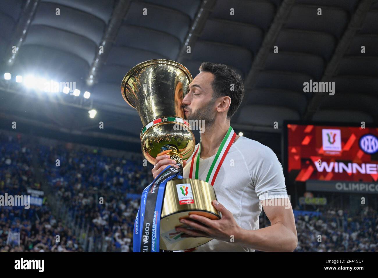 Hakan Calhanoglu di Inter Milan bacia il trofeo dopo aver vinto la finale di Coppa Italia tra Fiorentina e Inter Milan allo Stadio Olimpico di Roma, il 24 maggio 2023. Credito: Tiziano Ballabio Foto Stock