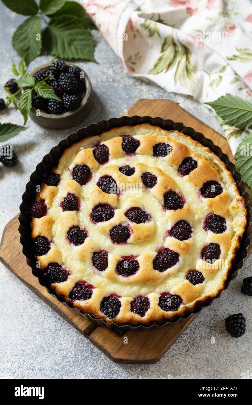 Torta di blackberry fatta in casa. Pasticceria vegana senza glutine. Torta dolce con mora e crema pasticcera su tavolo di pietra. Foto Stock