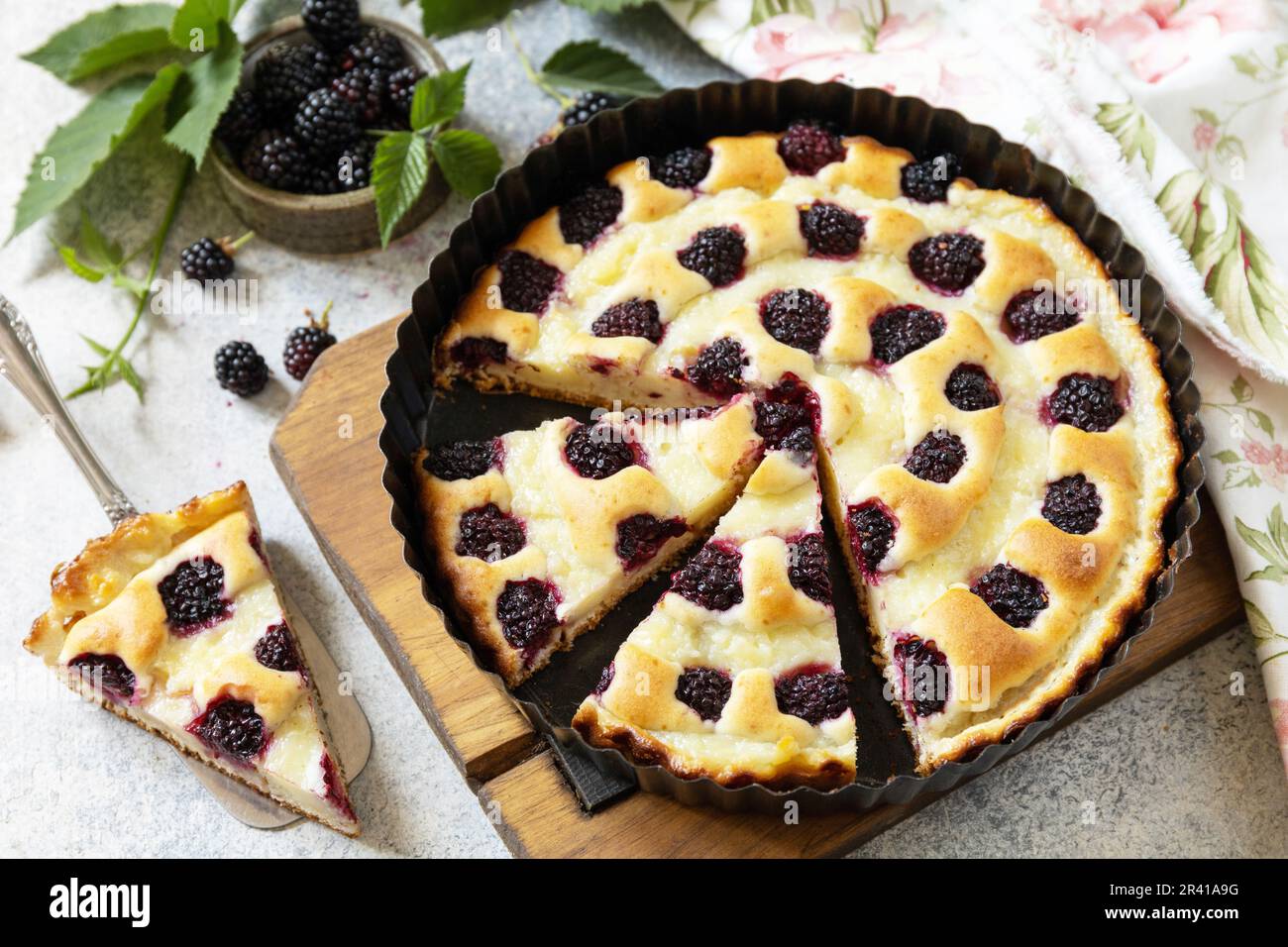 Torta di blackberry fatta in casa. Pasticceria vegana senza glutine. Torta dolce con mora e crema pasticcera su tavolo di pietra. Foto Stock