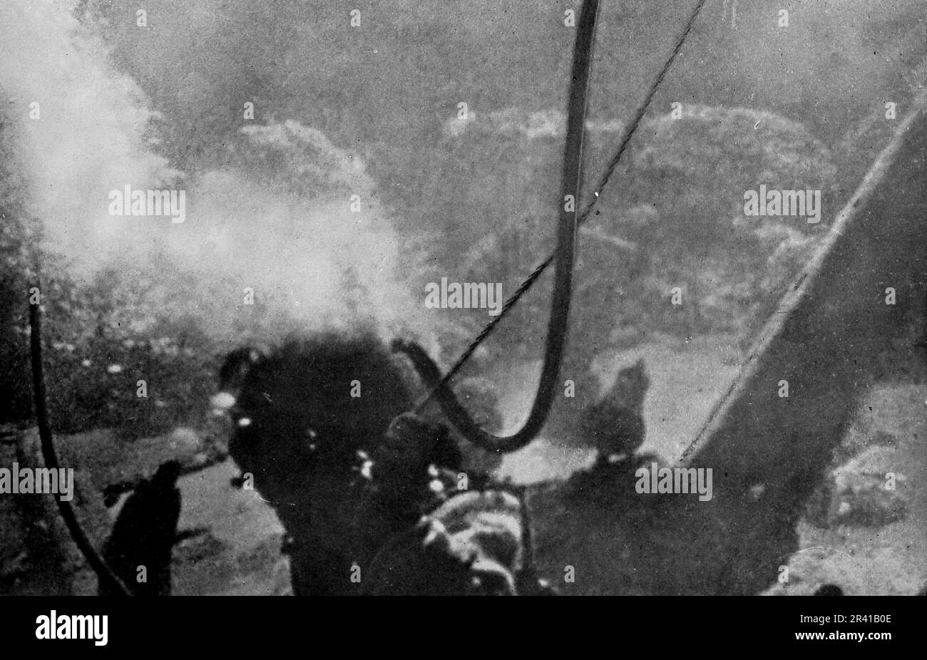 La spedizione sottomarina di Williamson del 1914 è stata la prima a rivelare alcuni dei tesori sotto la superficie dell'oceano. Grazie in gran parte a tecniche fotografiche innovative la biologia marina intorno alle Bahamas è entrata in vita. Questa foto mostra: MR, Williamson in vestito di guida esplorando un relitto sotto il mare. Foto Stock