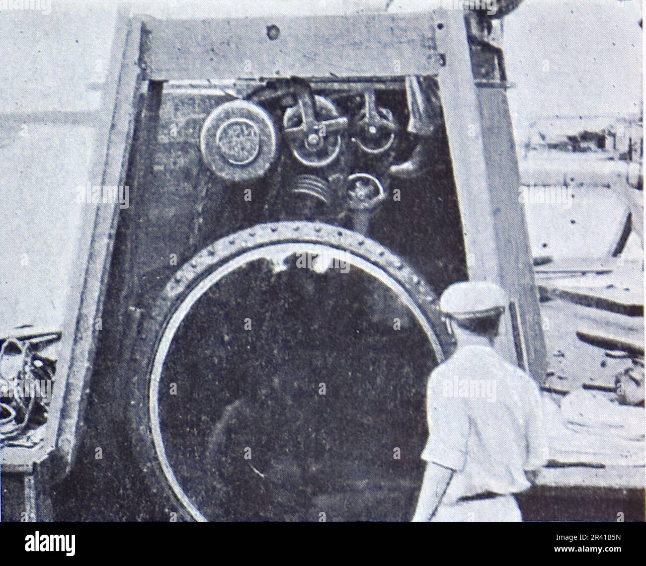 La spedizione sottomarina di Williamson del 1914 è stata la prima a rivelare alcuni dei tesori sotto la superficie dell'oceano. Grazie in gran parte a tecniche fotografiche innovative la biologia marina intorno alle Bahamas è entrata in vita. Questa foto mostra: La camera operativa (sottomarina) pronta per abbassarsi in acqua. Foto Stock