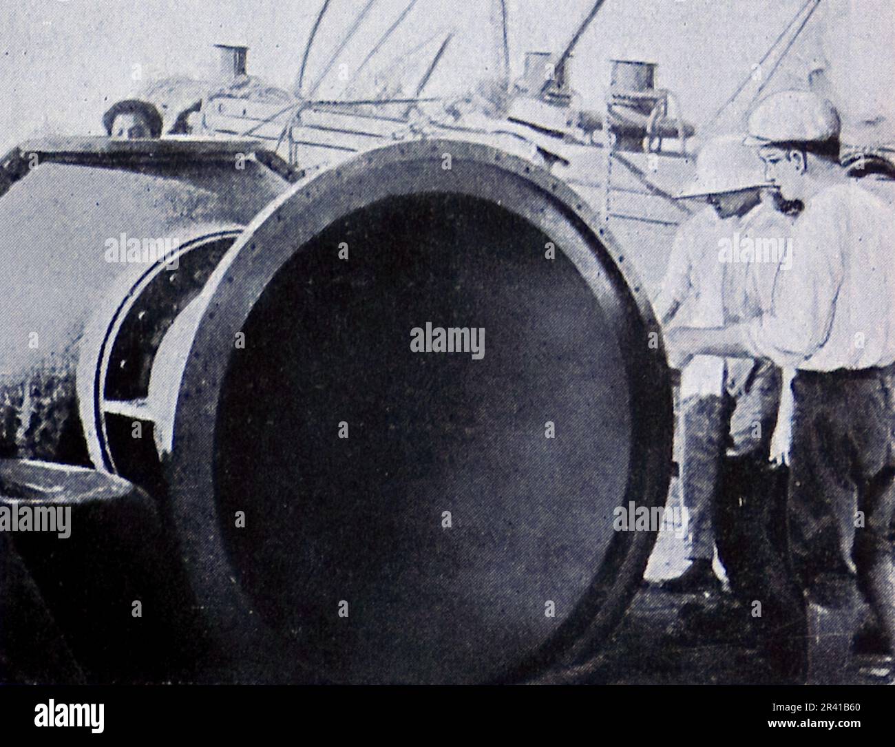 La spedizione sottomarina di Williamson del 1914 è stata la prima a rivelare alcuni dei tesori sotto la superficie dell'oceano. Grazie in gran parte a tecniche fotografiche innovative la biologia marina intorno alle Bahamas è entrata in vita. Questa foto mostra: Una vista ravvicinata della camera di lavoro. Foto Stock