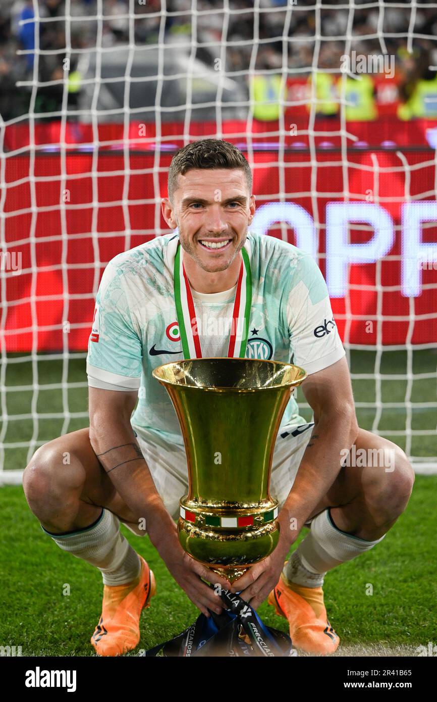 Roma, Italia. 24th maggio, 2023. Robin Gosens di Inter Milan festeggia con il trofeo dopo aver vinto la finale di Coppa Italia tra Fiorentina e Inter Milan allo Stadio Olimpico di Roma, il 24 maggio 2023. Credit: Tiziano Ballabio Credit: Independent Photo Agency/Alamy Live News Foto Stock