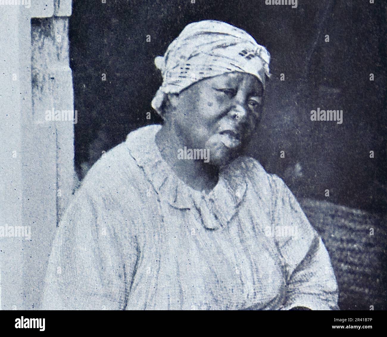 La spedizione sottomarina di Williamson del 1914 è stata la prima a rivelare alcuni dei tesori sotto la superficie dell'oceano. Grazie in gran parte a tecniche fotografiche innovative la biologia marina intorno alle Bahamas è entrata in vita. Questa foto mostra: Una donna nativa. Foto Stock