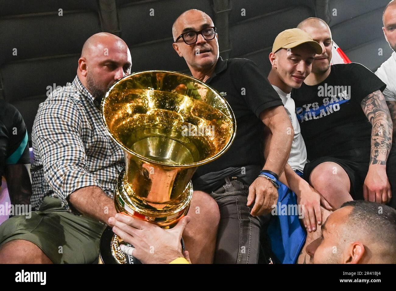 Roma, Italia. 24th maggio, 2023. I tifosi di Inter Milan festeggiano con il trofeo dopo aver vinto la finale di Coppa Italia tra Fiorentina e Inter Milan allo Stadio Olimpico di Roma, il 24 maggio 2023. Credit: Tiziano Ballabio Credit: Independent Photo Agency/Alamy Live News Foto Stock