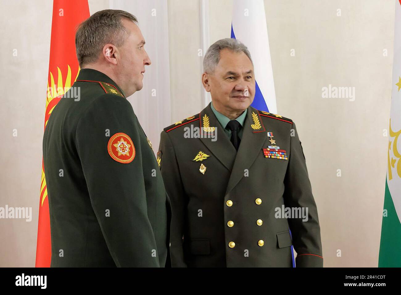 Sergei Shoigu (R), ministro russo della Difesa, partecipa al vertice della CSTO (Collective Security Treaty Organisation) del 24 maggio 2022 a Mosca, Russia. I leader degli stati post-sovietici si sono riuniti al Cremlino per il vertice del CSTO che quest’anno festeggia il suo 30th° anniversario. Photo by Russian Defense Ministry Press Service/ Credit: UPI/Alamy Live News Foto Stock