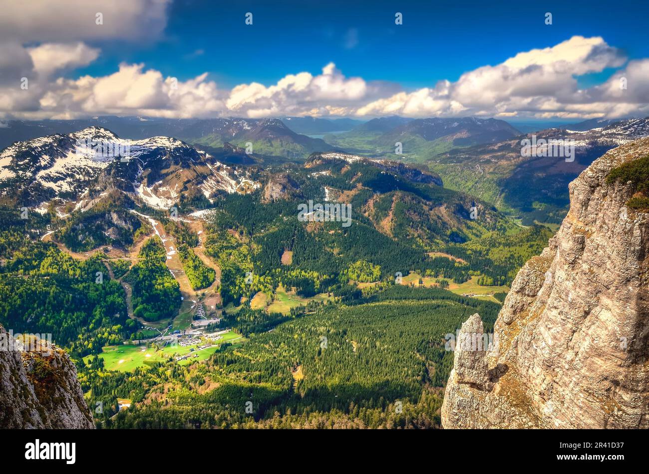 Paesaggio montano in Austria. Vista dalla cima del Loser sulle cime, scogliera rocciosa e villaggio nella verde valle, Montagne morte (Totes Gebirge), gruppo di mesi Foto Stock