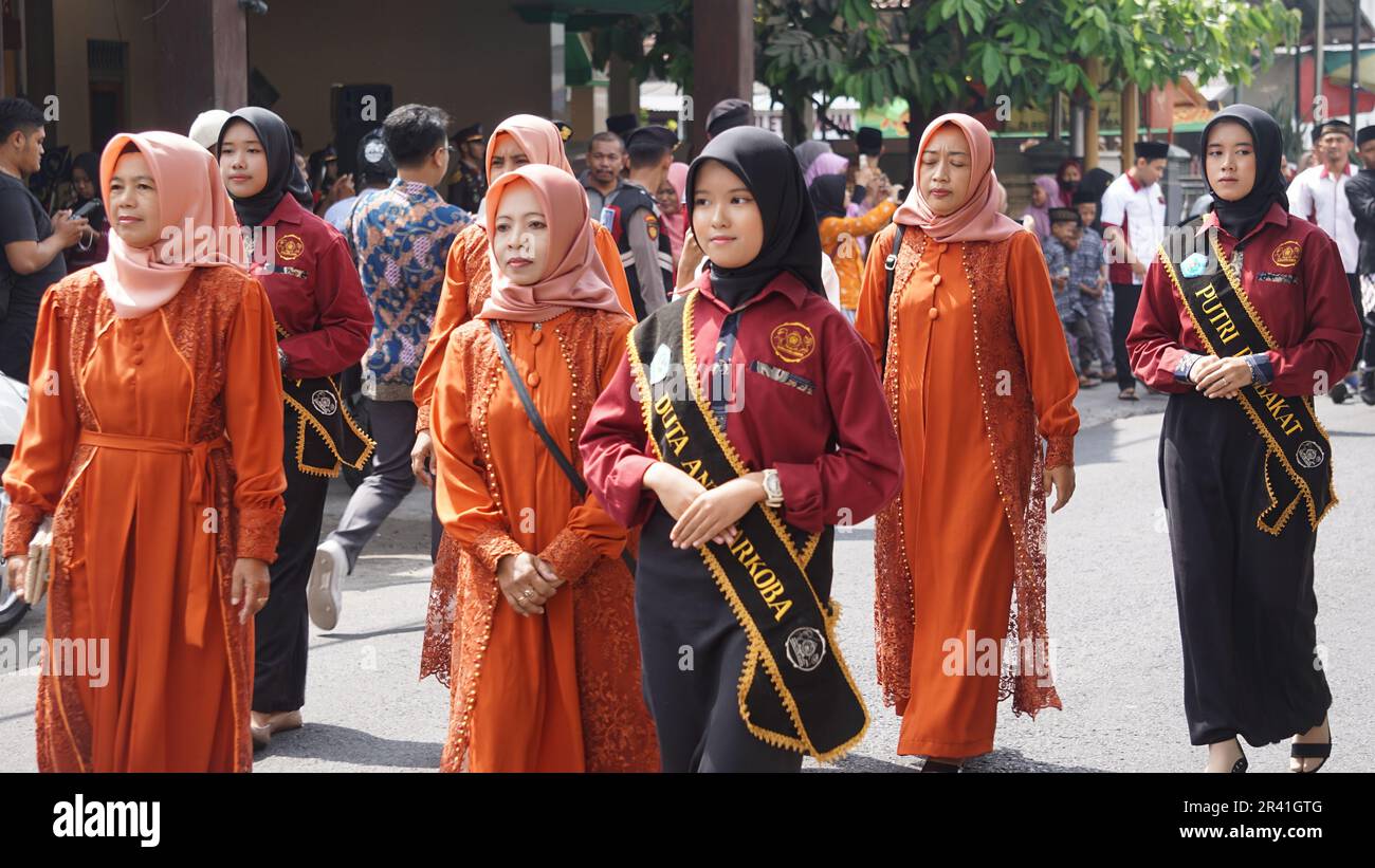 Studenti indonesiani di scuola superiore con uniformi in marcia Foto Stock