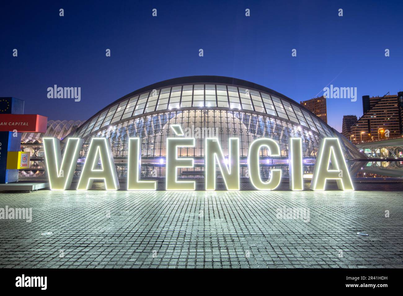 Ciutat de les Arts i les Ciencies con edificio emisferico architettura moderna di Santiago Calatrava di notte a Valencia, Spagna Foto Stock