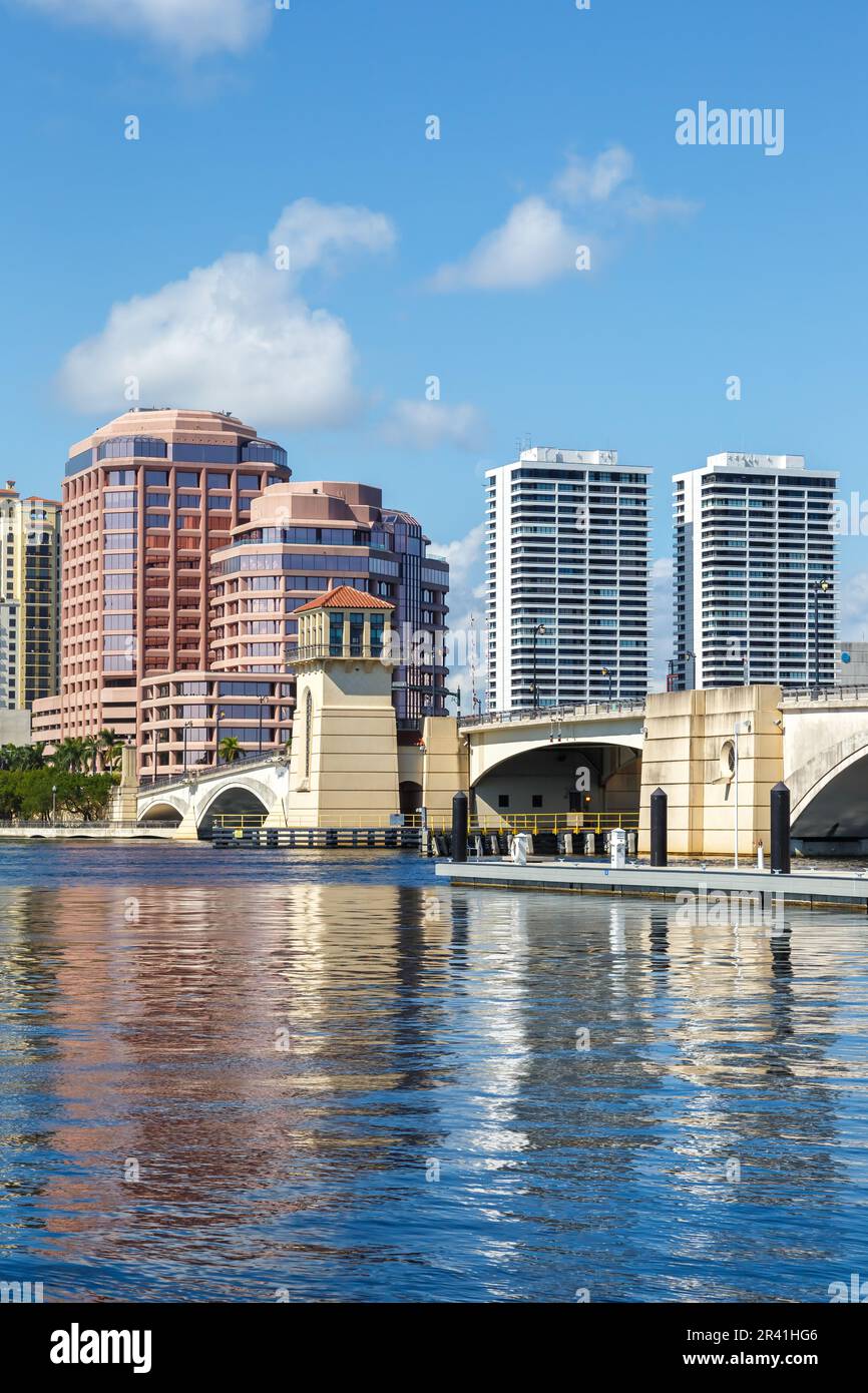 Ritratto dello skyline di Royal Park Bridge a West Palm Beach, USA Foto Stock