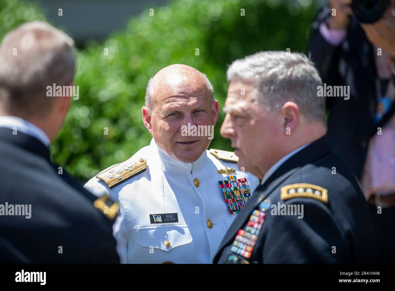 L'ammiraglio della Marina degli Stati Uniti Michael Gillay, Center, Chief of Naval Operations, e il Generale dell'Esercito degli Stati Uniti Mark A. Milley, Right, Presidente dei Capi congiunti di personale arrivano per le osservazioni del Presidente degli Stati Uniti Joe Biden per nominare il Generale Charles Q. Brown, Jr., Per essere il prossimo Presidente dei Capi di Stato maggiore, presso il Rose Garden della Casa Bianca di Washington, DC, giovedì 25 maggio 2023. Credit: Rod Lambey/CNP /MediaPunch Credit: MediaPunch Inc/Alamy Live News Foto Stock