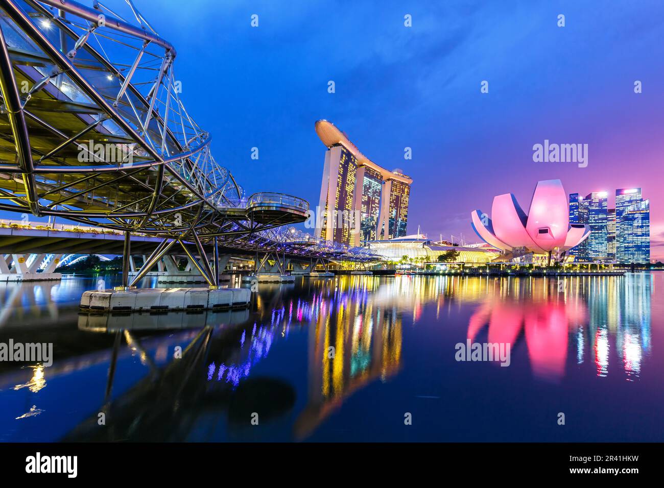 Marina Bay Skyline e Helix Bridge in serata a Singapore Foto Stock