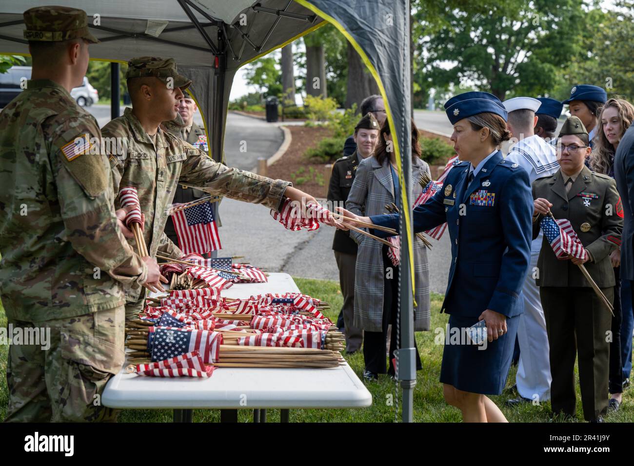 Arlington, Virginia, Stati Uniti. 25th maggio, 2023. I membri dello staff del Vice Segretario della Difesa partecipano a Flags-in al Cimitero Nazionale di Arlington, Arlington. Oltre 280.000 bandiere americane sono poste in ogni lapide in ANC prima del Memorial Day. Credit: John Wright/DoD/ZUMA Wire/Alamy Live News Foto Stock