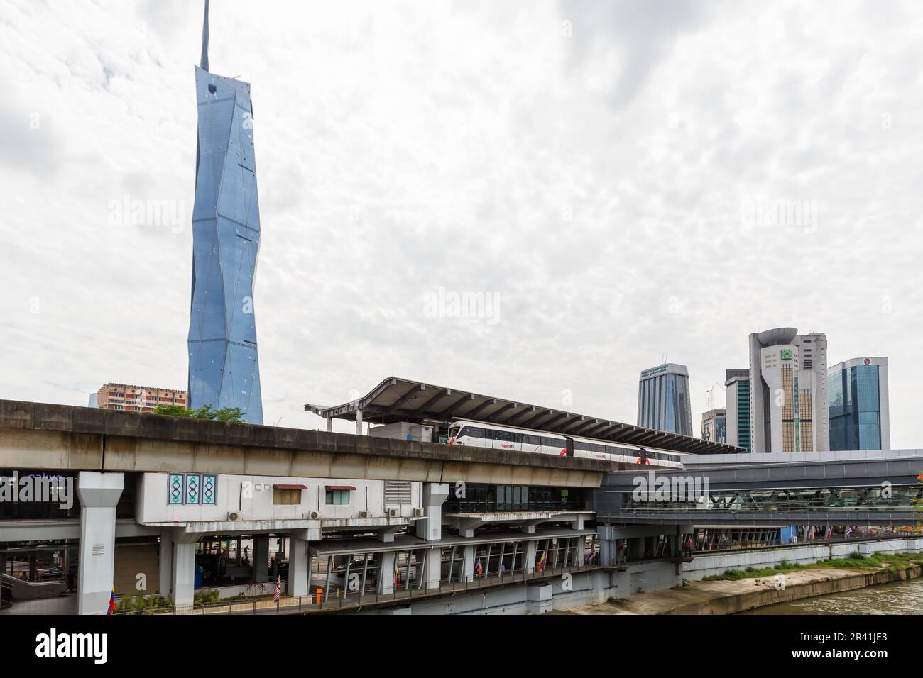 Treno metropolitano della linea LRT Kelana Jaya alla fermata Pasar Seni e grattacielo Merdeka PNB 118 Tower a Kuala Lumpur, Malesia Foto Stock