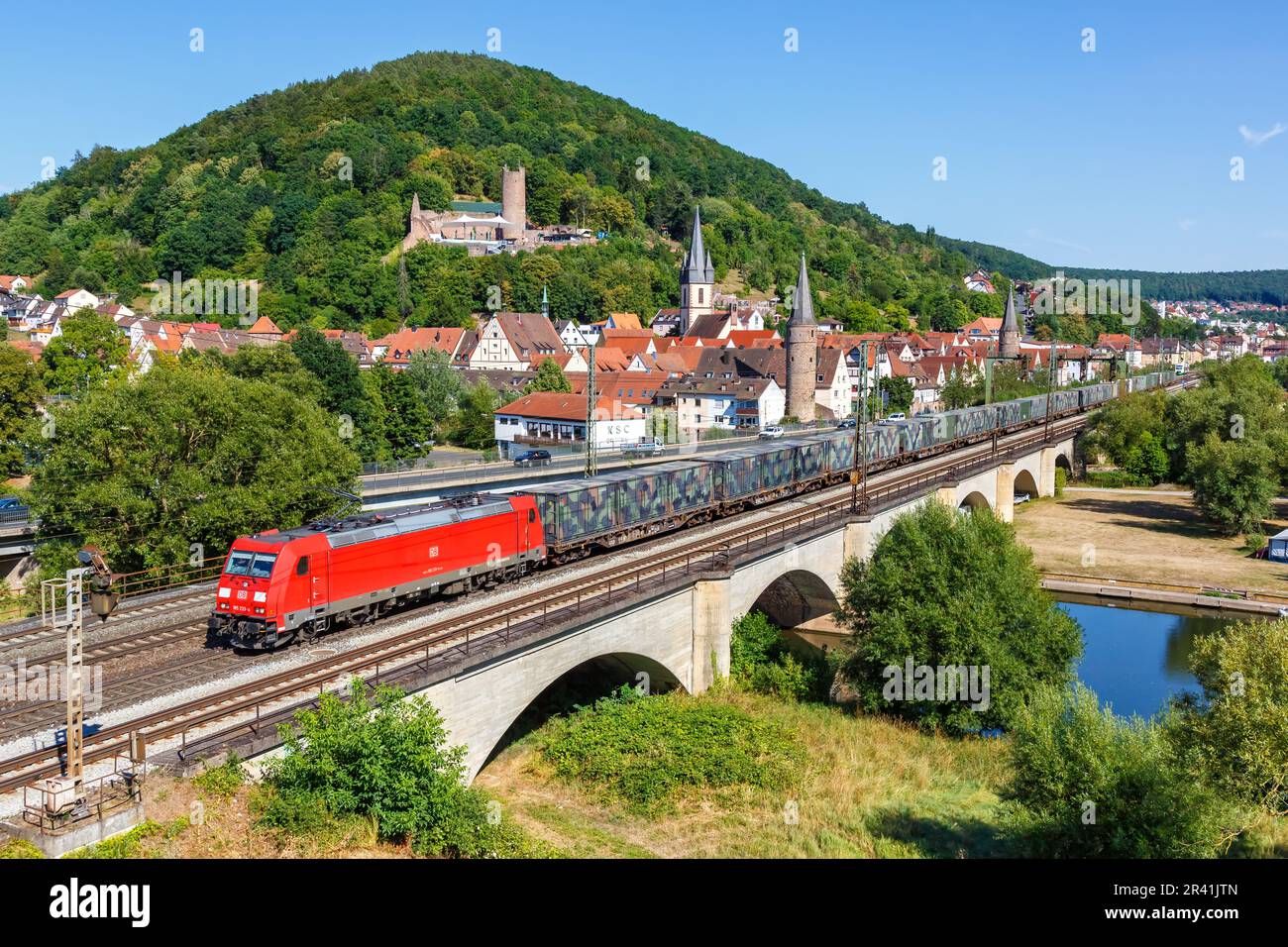 Treno merci con trasporto merci a container militare della Deutsche Bahn DB a GemÃ¼nden am Main, Germania Foto Stock