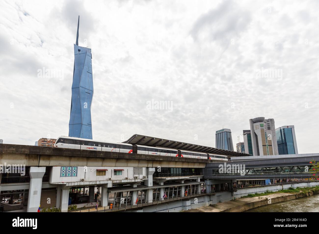 Treno metropolitano della linea LRT Kelana Jaya alla fermata Pasar Seni e grattacielo Merdeka PNB 118 Tower a Kuala Lumpur, Malesia Foto Stock