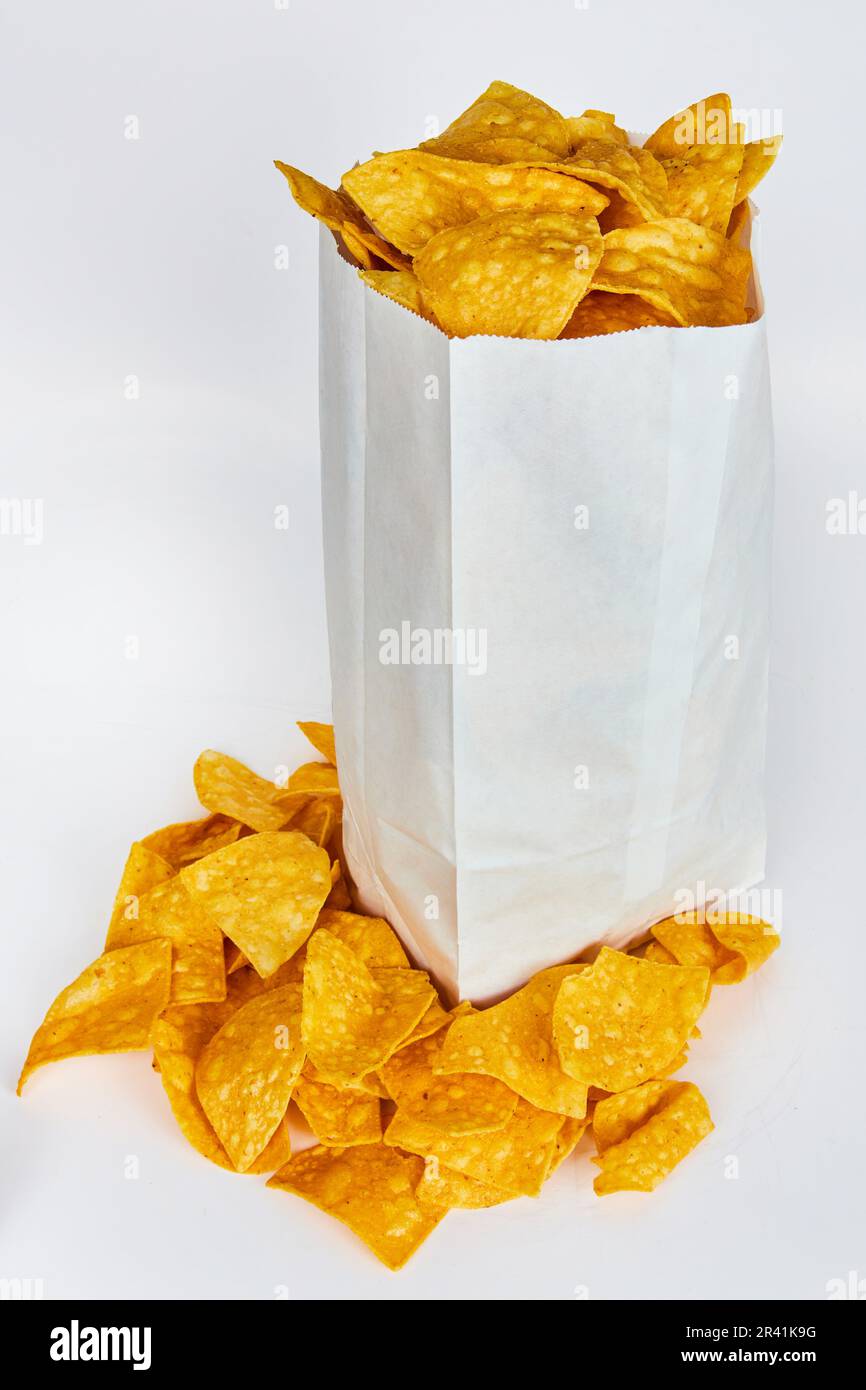 Verticale di sacchetto bianco di tortilla senza glutine o patatine di salsa con patatine fritte sul bordo esterno del sacchetto su sfondo bianco Foto Stock