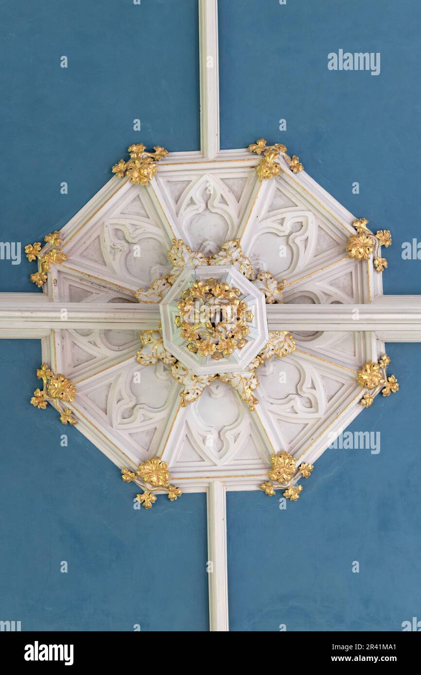 Particolare della decorazione in bianco e oro sul soffitto blu di St Chiesa di Columba a Swords, Irlanda. Foto Stock