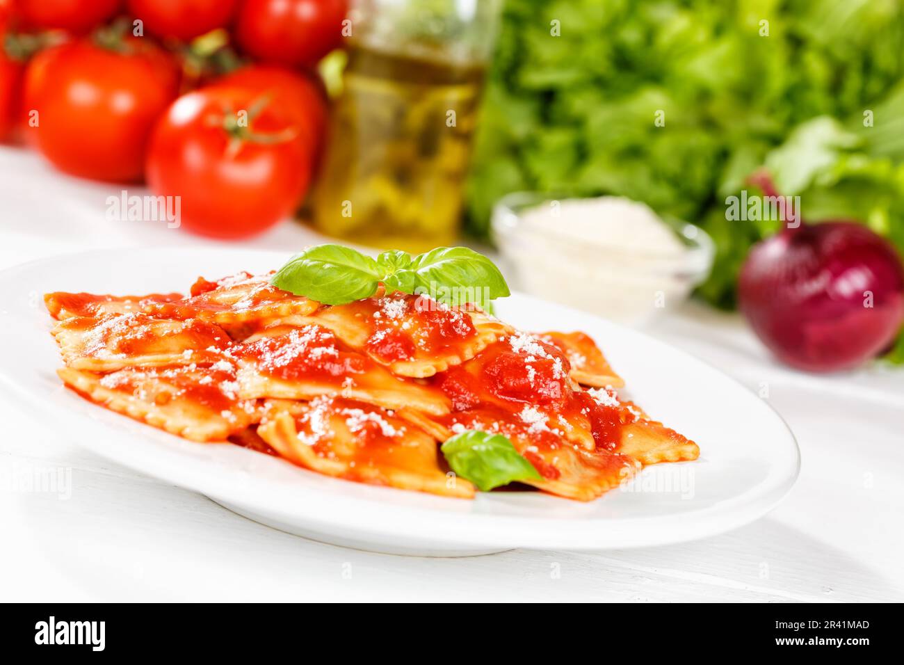Ravioli pasta italiana in salsa di pomodoro mangiare piatto pranzo con piatto a Stoccarda, Germania Foto Stock