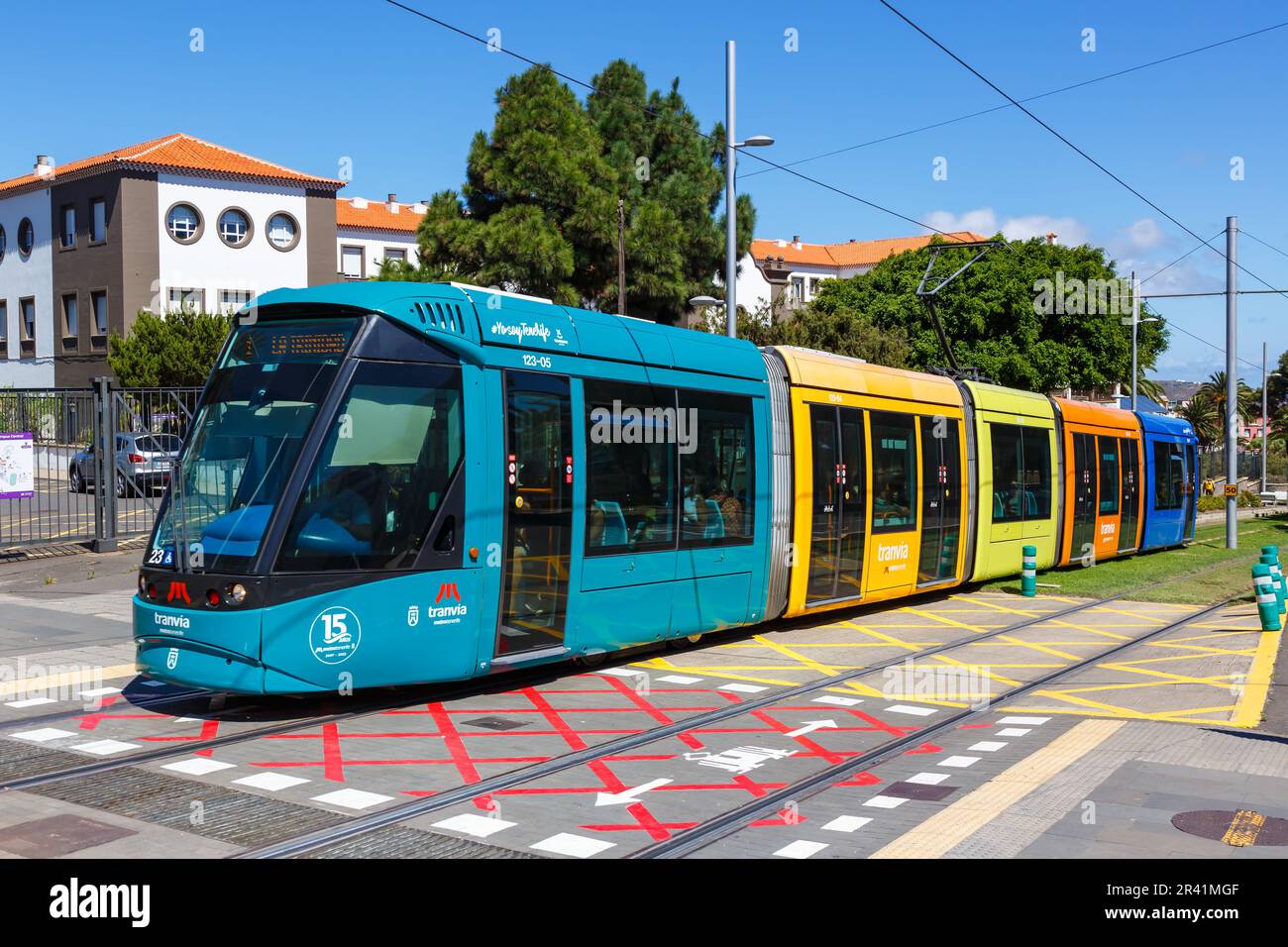 Tram moderno Alstom Citadis 302 linea L1 alla fermata Padre Anchieta mezzi pubblici Tenerife, Spagna Foto Stock