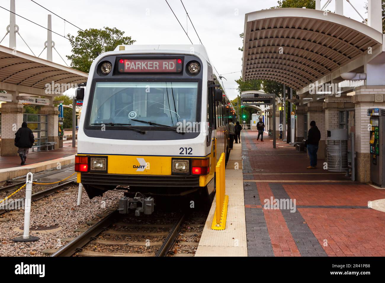 Dallas Area Rapid Transit DART transito ferroviario leggero presso la Union Station di Dallas, USA Foto Stock