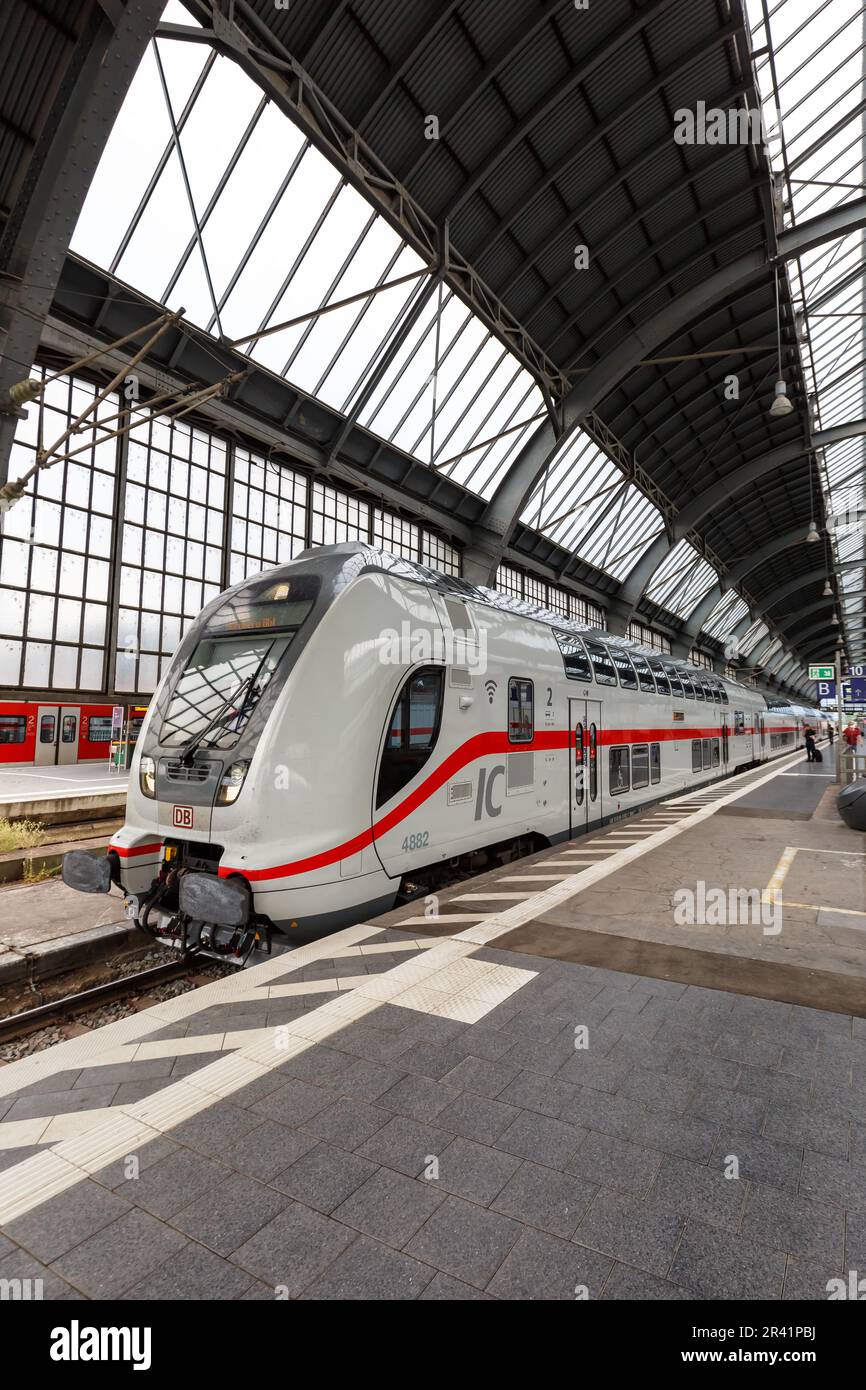 Treno Intercity IC tipo Twinexx Vario di Bombardier di DB Deutsche Bahn formato ritratto nella stazione centrale di Karlsruhe, Germania Foto Stock