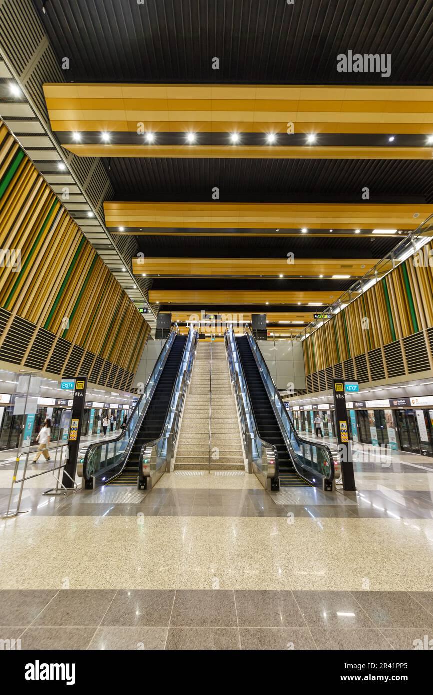 Metro Singapore nella stazione della metropolitana Woodlands di Thomson East Coast Line in formato verticale a Singapore Foto Stock