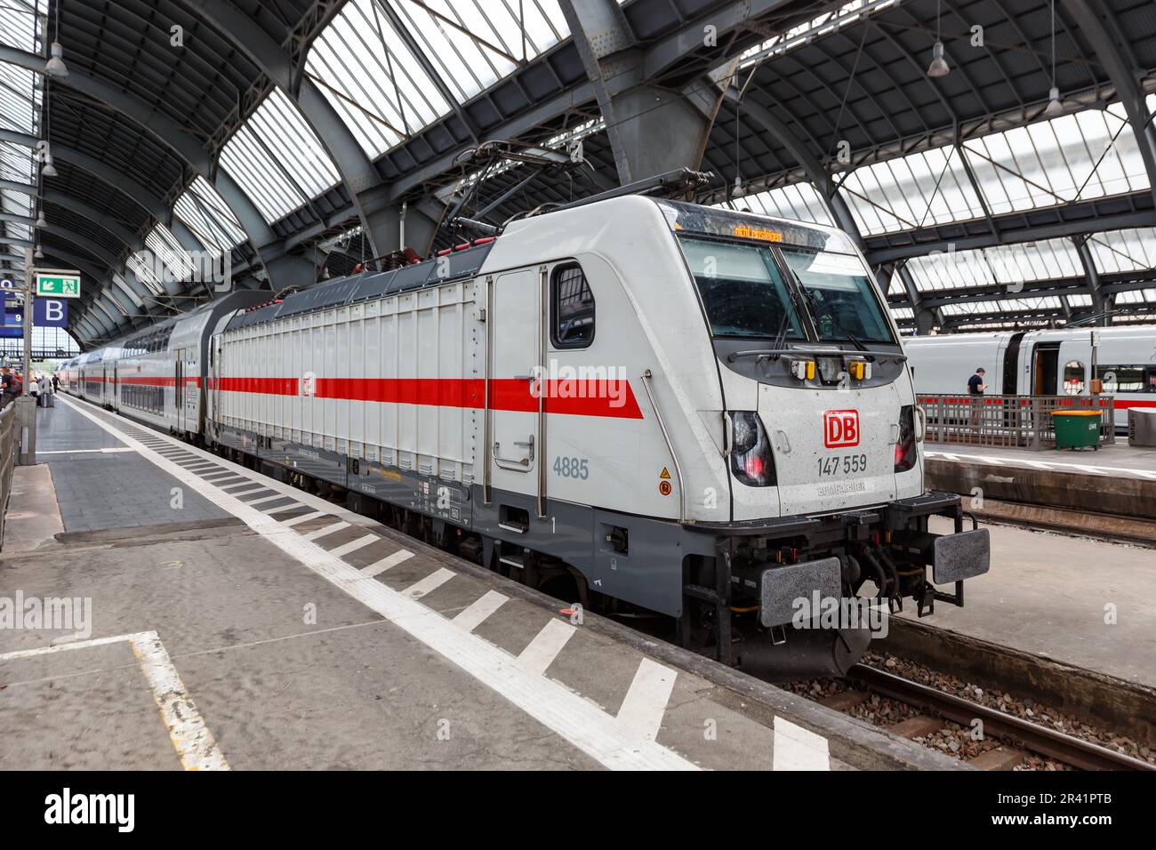 Treno Intercity IC del tipo Twinexx Vario da Bombardier di DB Deutsche Bahn nella stazione centrale di Karlsruhe, Germania Foto Stock
