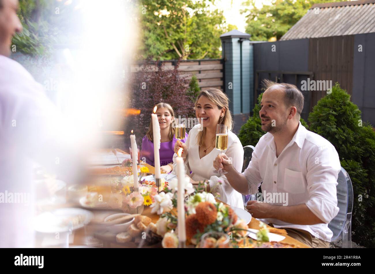 Molte persone che dicono grazie e mostrando i loro calici di champagne. Festa di nozze Foto Stock